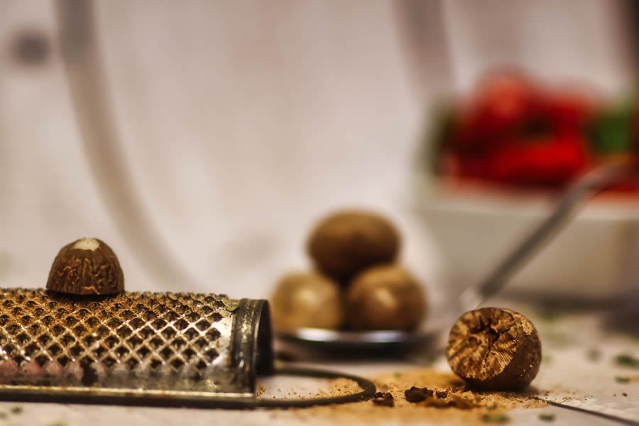 Adding nutmeg to flavor coffee